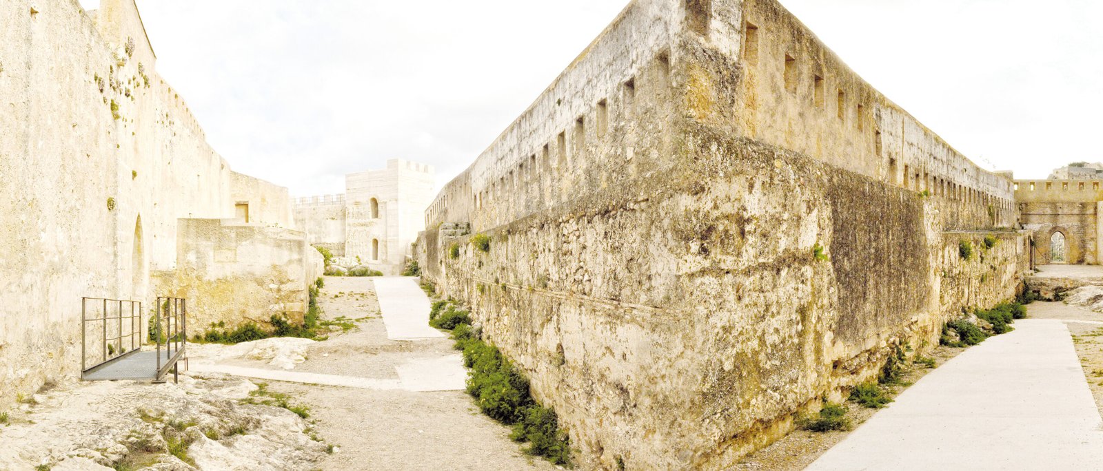Las Murallas y La Torre Cuadrada